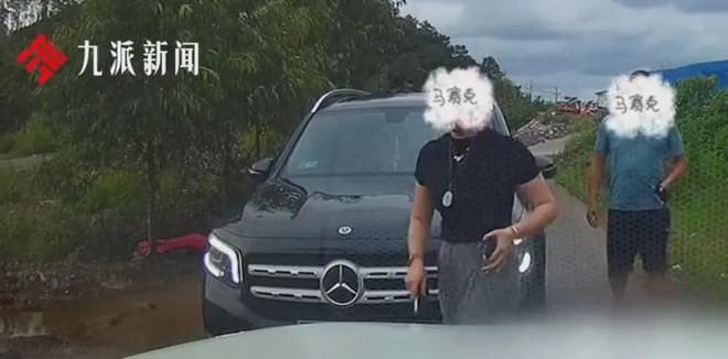 警方上门监控视频曝光广西“亮证逼迫让路”事件“让路男”还原事件经过再发声：希望纪委介入调查女子公开道歉(图4)