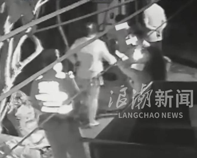 警方上门监控视频曝光广西“亮证逼迫让路”事件“让路男”还原事件经过再发声：希望纪委介入调查女子公开道歉(图2)