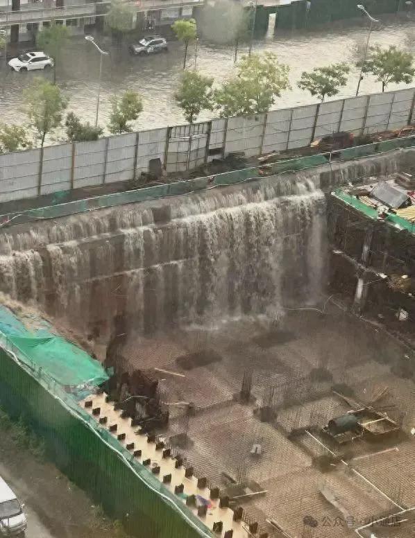 太原暴雨一处路基塌陷工地挖掘机被淹…(图1)