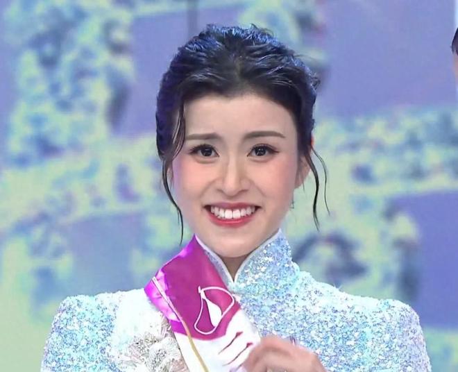 2025香港小姐爆冷！决赛结果出炉冠军颜值遭质疑最美未入前三(图1)