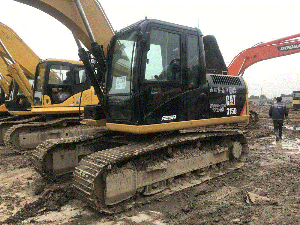 价值36万挖机陷入沼泽近两月6组救援队未能助它脱困目前泡在水中(图1)