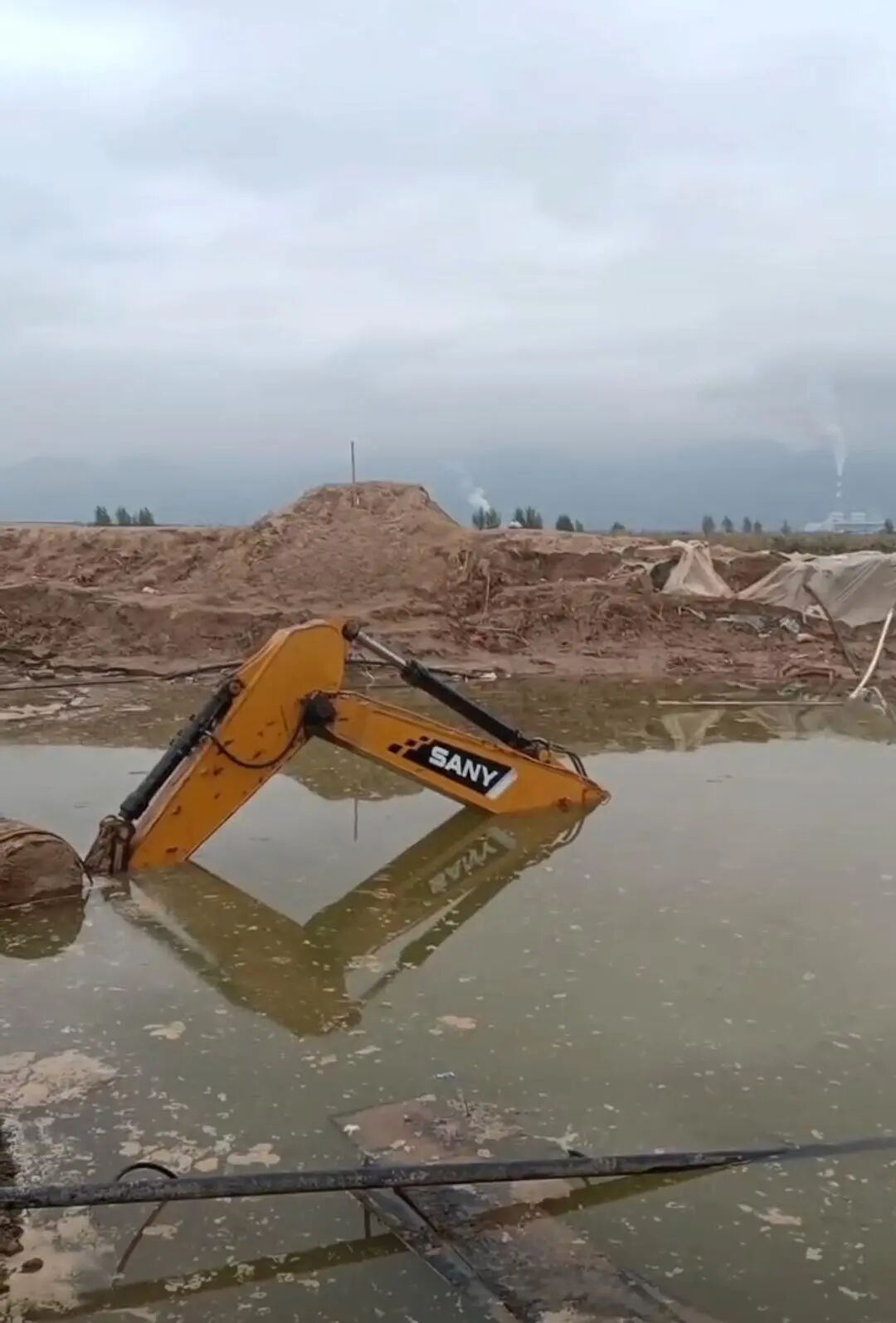 挖机抗洪抢险陷入沼泽近两月六组施工队救援未能助它脱困目击者：价值36万挖机目前泡水里救援工作暂时停滞(图1)