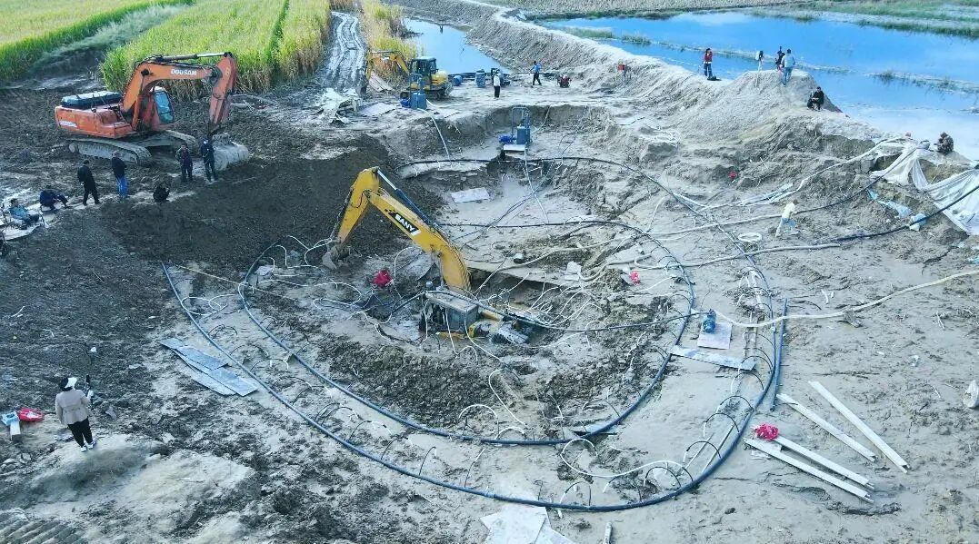 挖机抗洪抢险陷入沼泽近两月六组施工队救援未能助它脱困目击者：价值36万挖机目前泡水里救援工作暂时停滞(图2)