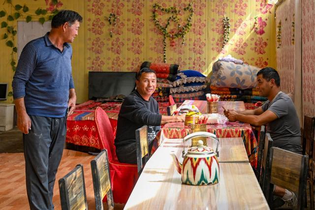 潮涌新疆70年 沙海新绿：生态输水造沙漠“绿色长廊”(图17)