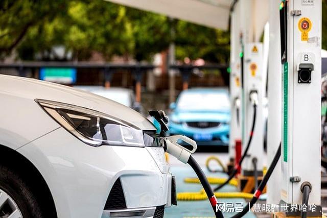 新能源vs燃油车：10万公里后一算账结果惊了！差距太大！(图1)