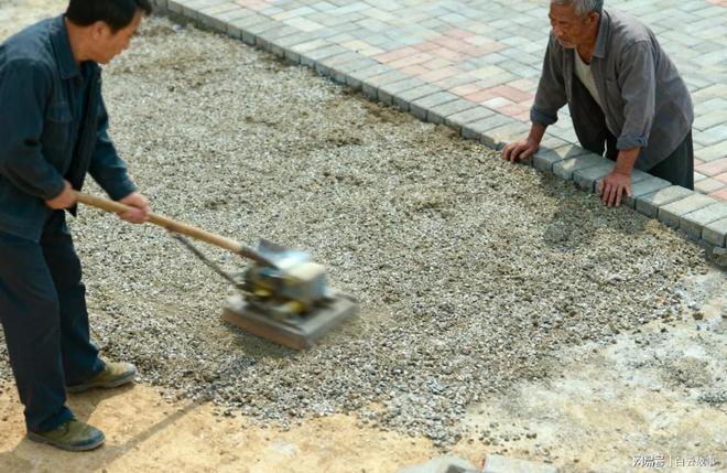 村里修路特意跳过我家门口我花八万铺透水砖第二年他们都傻眼(图4)