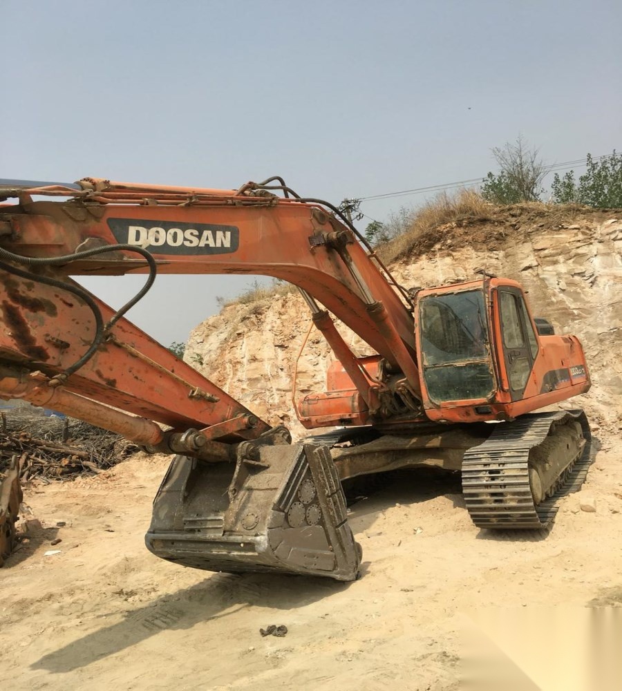 国内外需求共振 1-10月挖掘机销售同比增长17%(图1)