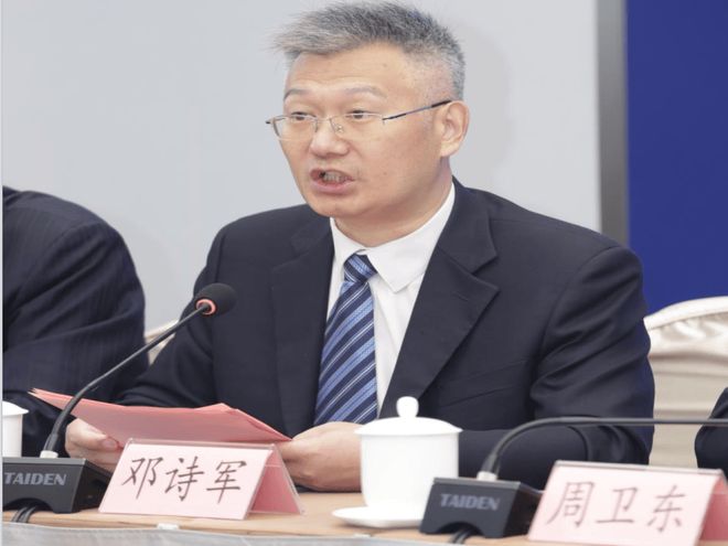 东盟工业博览会：广西国际博览集团副总经理邓诗军出席2025中国-东盟国际工业会新闻发布会并讲话(图2)