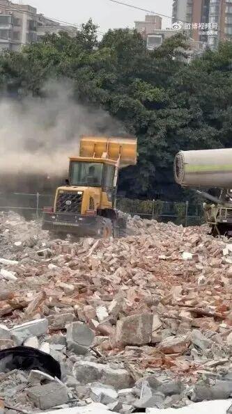 广州某工地一挖掘机“故意扬尘”逼迫未搬迁商户？公司：操作失误…(图1)