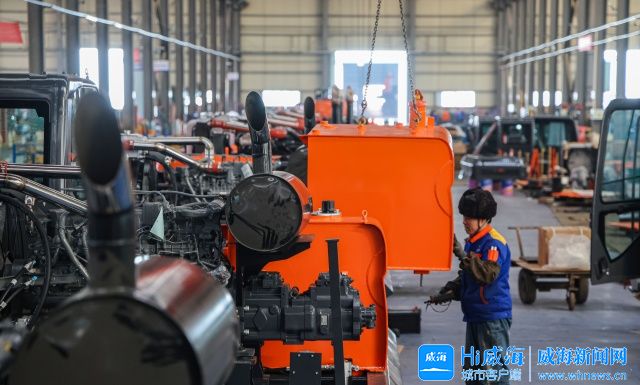 威海挖掘机开年斩获2亿元非洲订单丨开局“十五五” 奋斗正当时·一线报道(图1)
