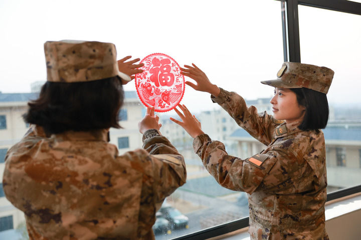 新春走基层·战位迎春丨大山深处：鞭炮声声 笑声朗朗——火箭军某部春节见闻(图4)