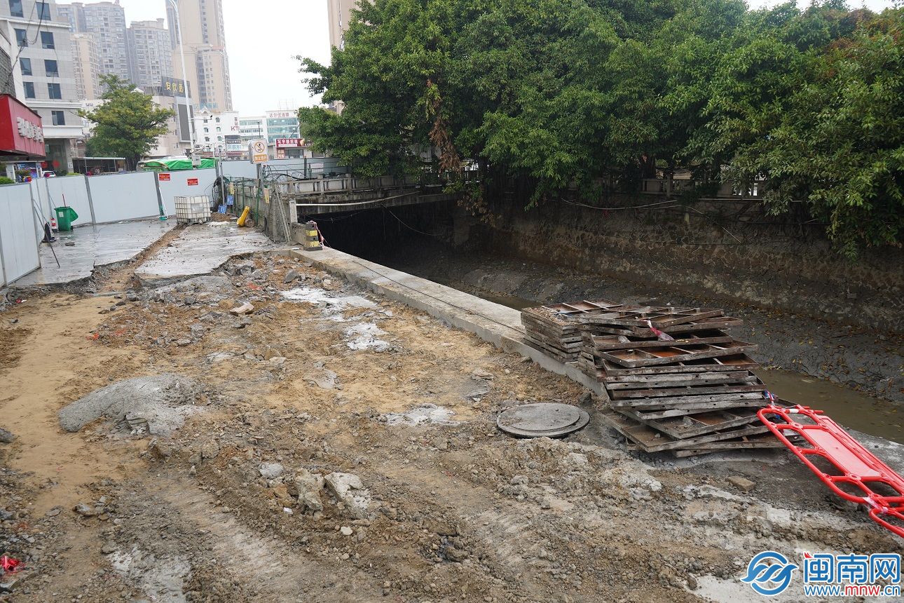 【民声直通车】泉州南环路：路面坍塌致小车坠入深渠责任咋整？(图5)