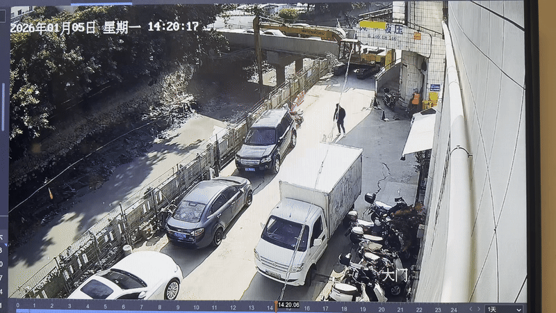 【民声直通车】泉州南环路：路面坍塌致小车坠入深渠责任咋整？(图1)