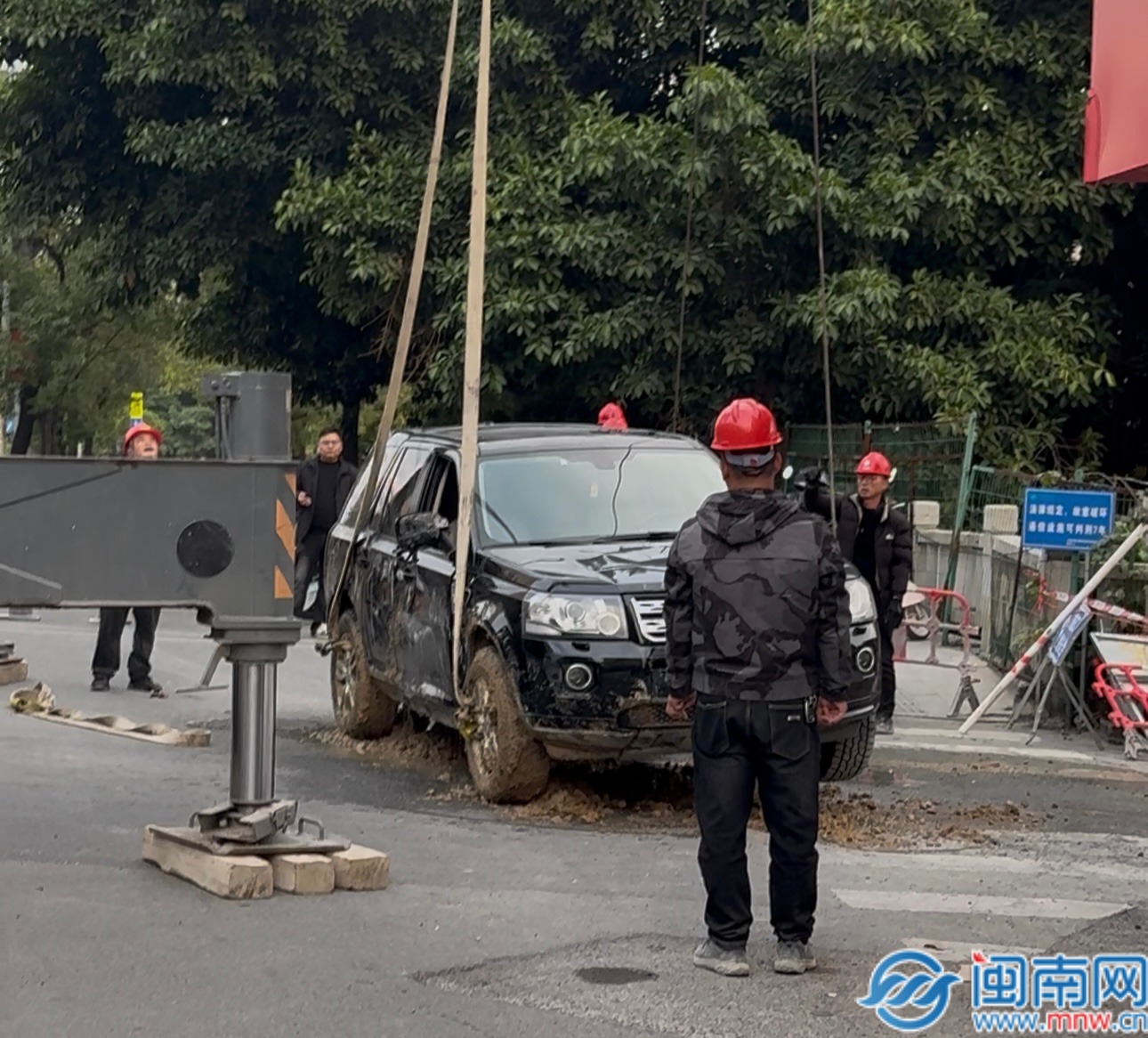 【民声直通车】泉州南环路：路面坍塌致小车坠入深渠责任咋整？(图3)